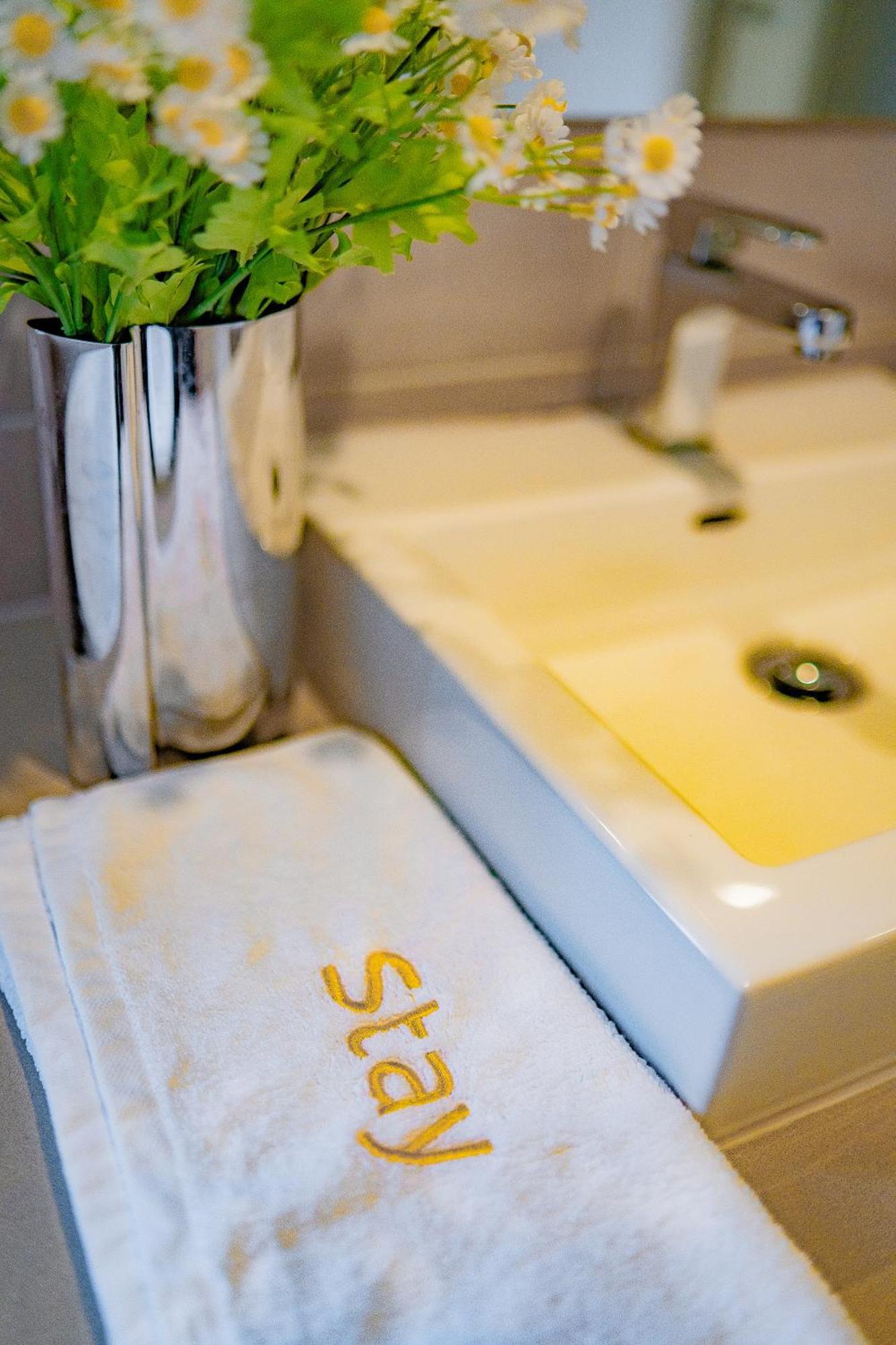 Stayau 4Br Designer Home In Knox Wantirna South Ngoại thất bức ảnh